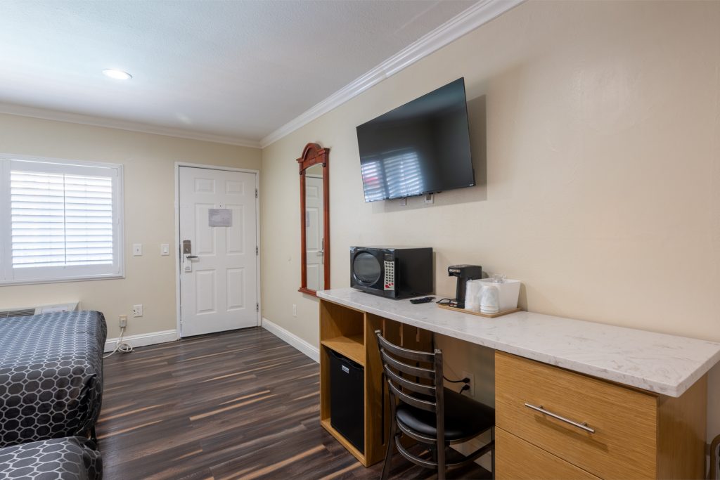 Hollywood City Inn 210-4