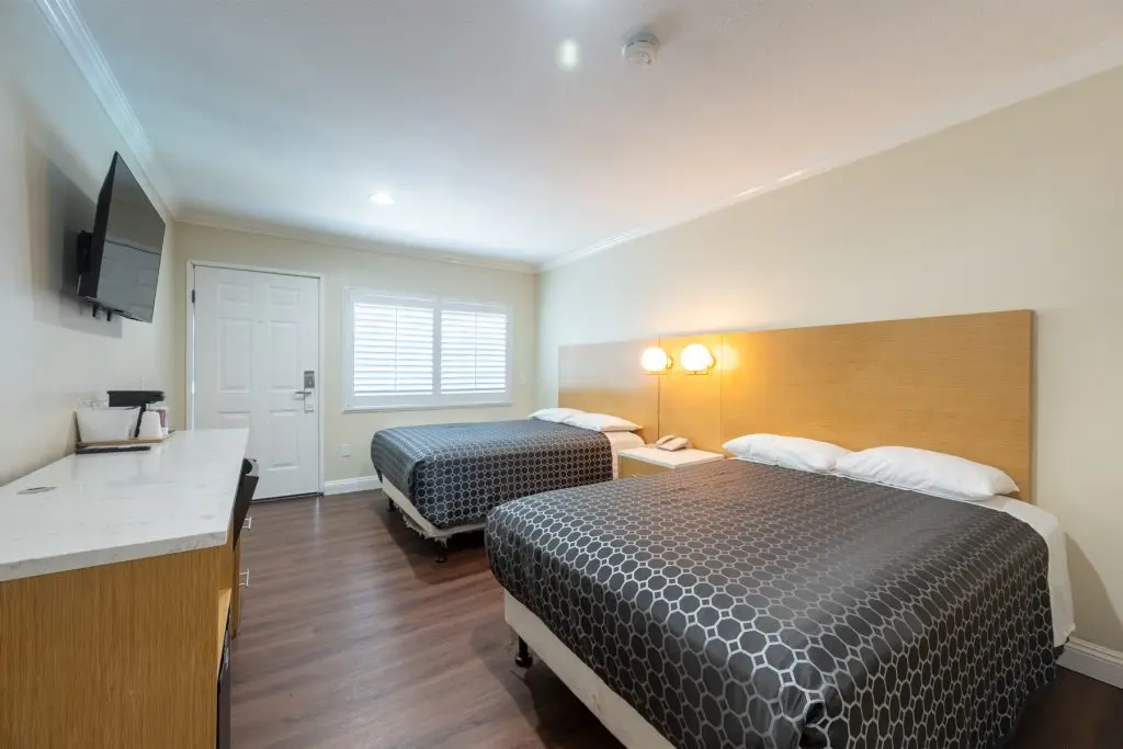 Hollywood City Inn 214-2