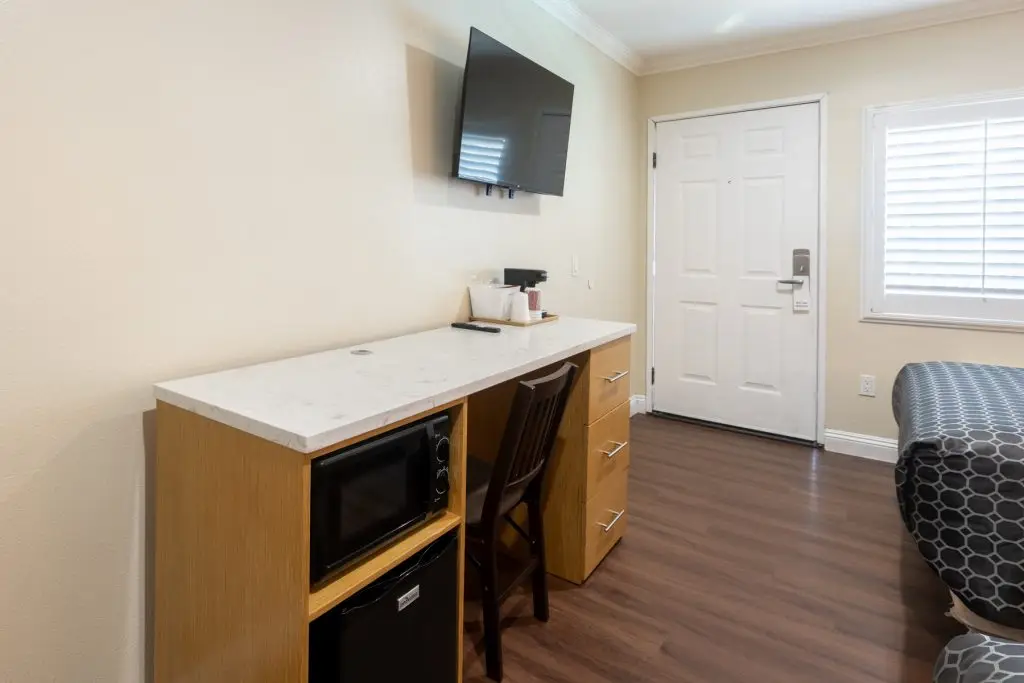 Hollywood City Inn 214-4