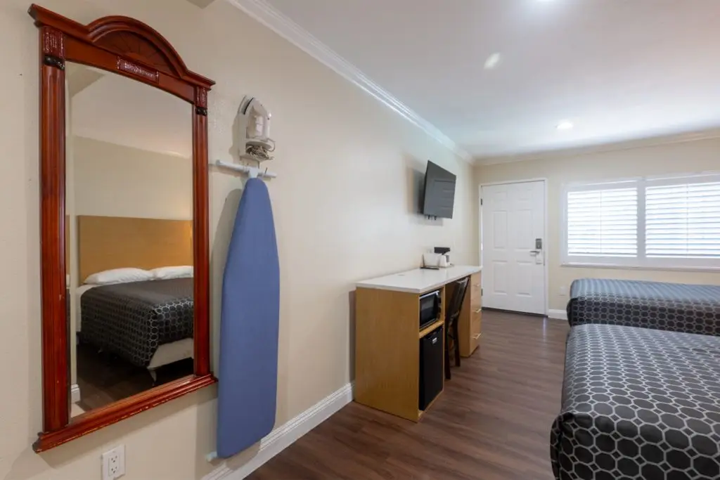 Hollywood City Inn 214-7